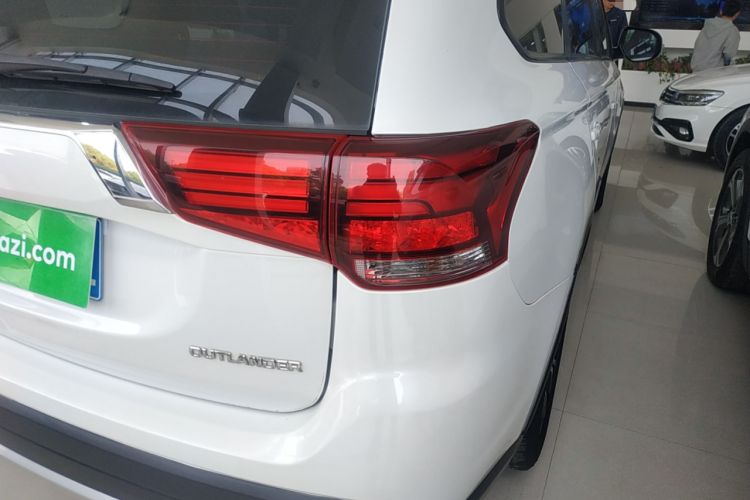 Used Mitsubishi Outlander 2018 2.0L Two-Wheel-Drive Jiale Edition 7-Seater Exterior 3