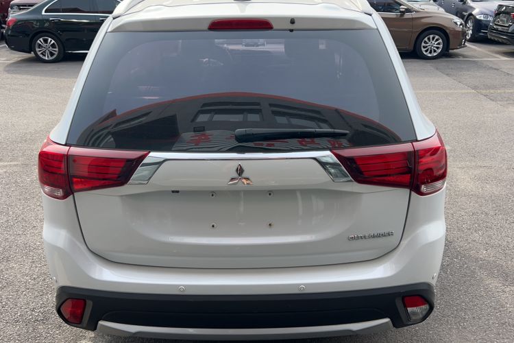 Used Mitsubishi Outlander 2018 2.0L Two-Wheel Drive Glory Edition 5 Seats Exterior 4