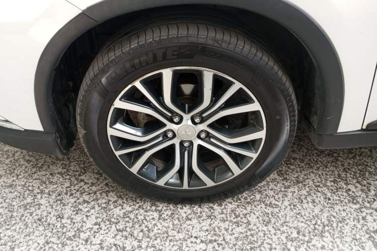 Used Mitsubishi Outlander 2018 2.4L 4x4 Elite Edition 5 Seats Exterior 4
