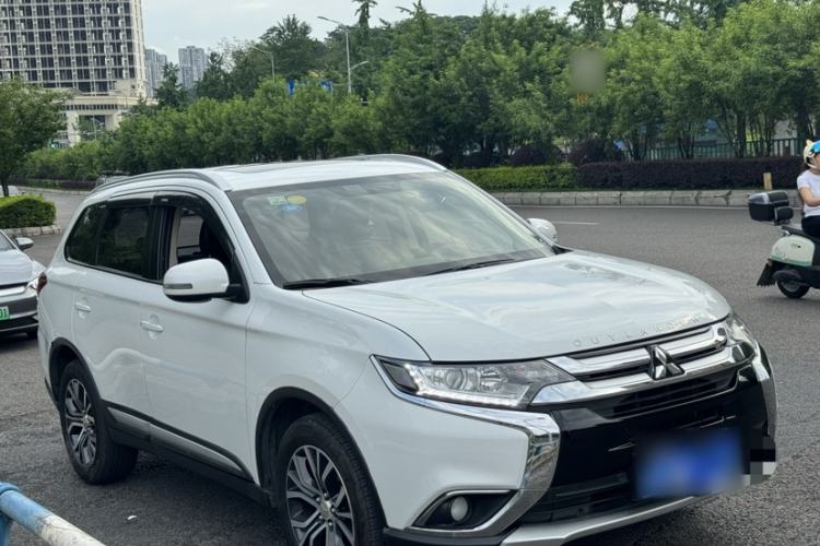 Used Mitsubishi Outlander 2018 2.0L Two-Wheel-Drive Jiale Edition 7-Seater Exterior 4