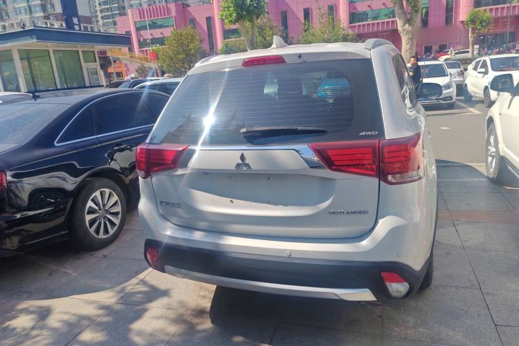 Used Mitsubishi Outlander 2018 2.4L 4x4 Luxury Edition 7-Seater Exterior 4