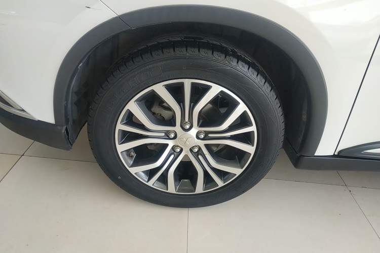 Used Mitsubishi Outlander 2018 2.0L Two-Wheel-Drive Jiale Edition 7-Seater Exterior 4