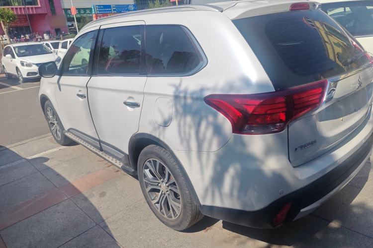 Used Mitsubishi Outlander 2018 2.4L 4x4 Luxury Edition 7-Seater Exterior 5