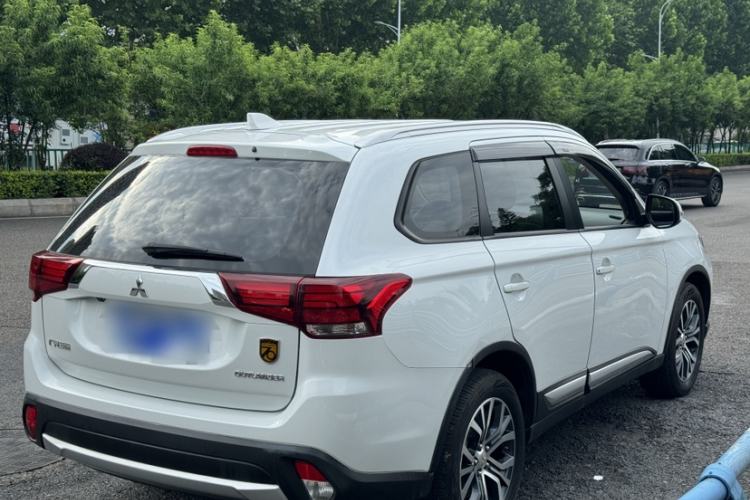 Used Mitsubishi Outlander 2018 2.0L Two-Wheel-Drive Jiale Edition 7-Seater Exterior 7