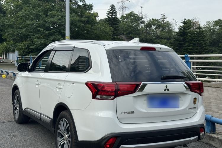 Used Mitsubishi Outlander 2018 2.0L Two-Wheel-Drive Jiale Edition 7-Seater Exterior 9