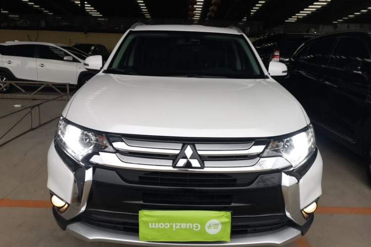 Used Mitsubishi Outlander 2018 2.0L Two-Wheel Drive Glory Edition 5 Seats Front