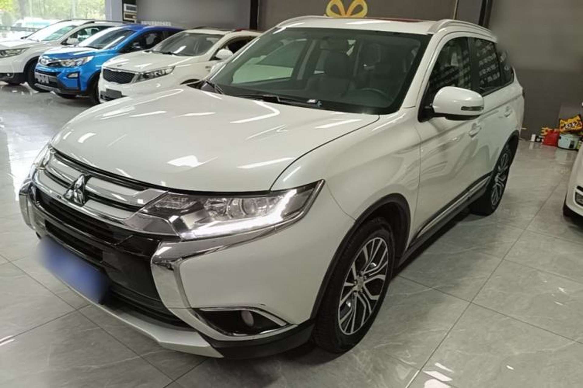 Used Mitsubishi Outlander 2018 2.0L Two-Wheel Drive Glory Edition 5 Seats Front Left 45 Deg