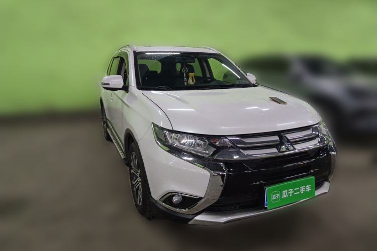Used Mitsubishi Outlander 2018 2.0L Two-Wheel Drive Glory Edition 5 Seats Front Right 45 Deg