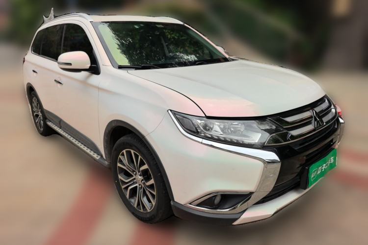 Used Mitsubishi Outlander 2018 2.4L 4x4 Luxury Edition 7-Seater Front Right 45 Deg