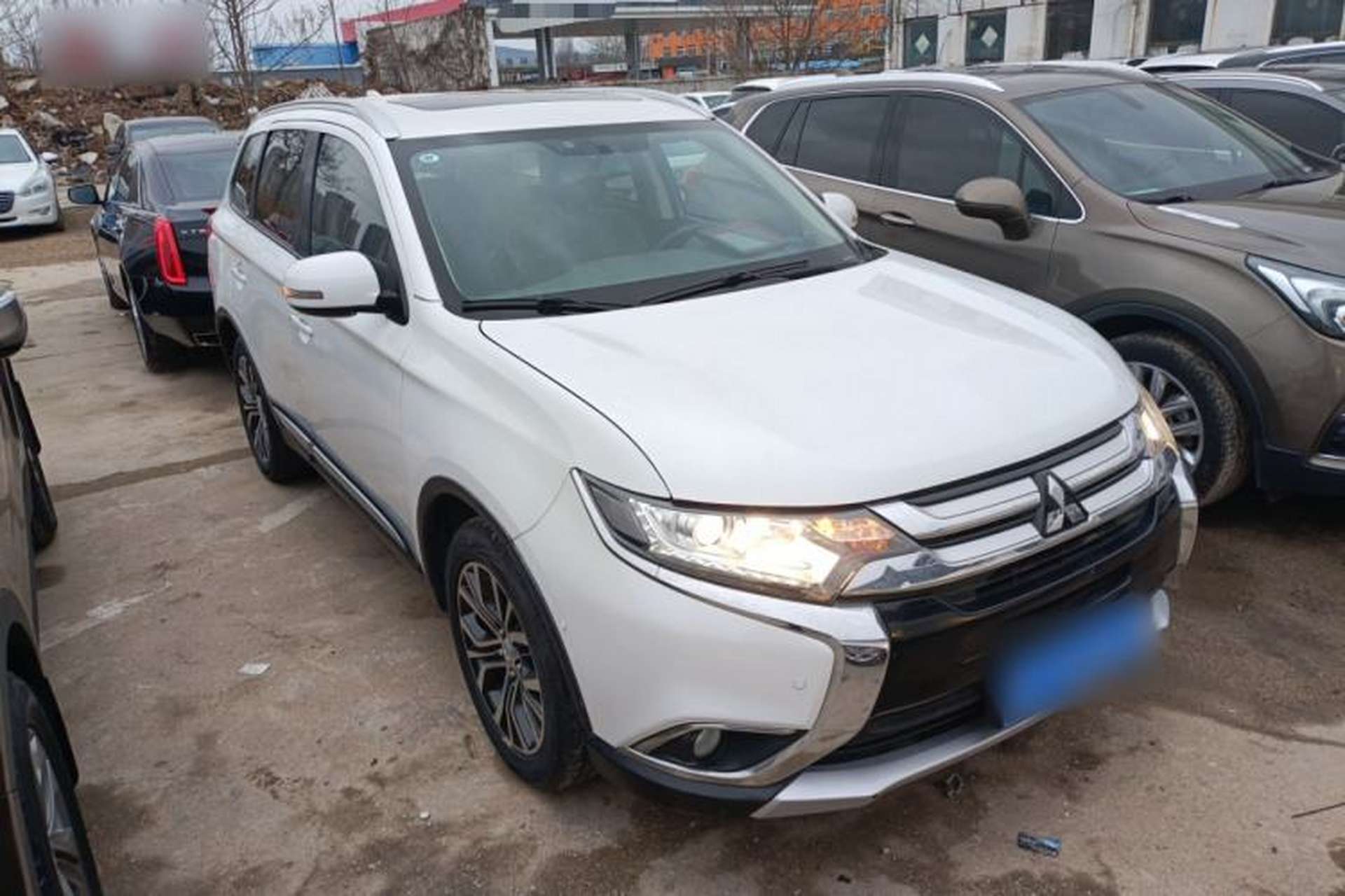 Used Mitsubishi Outlander 2018 2.0L Two-Wheel Drive Glory Edition 5 Seats Front Right 45 Deg