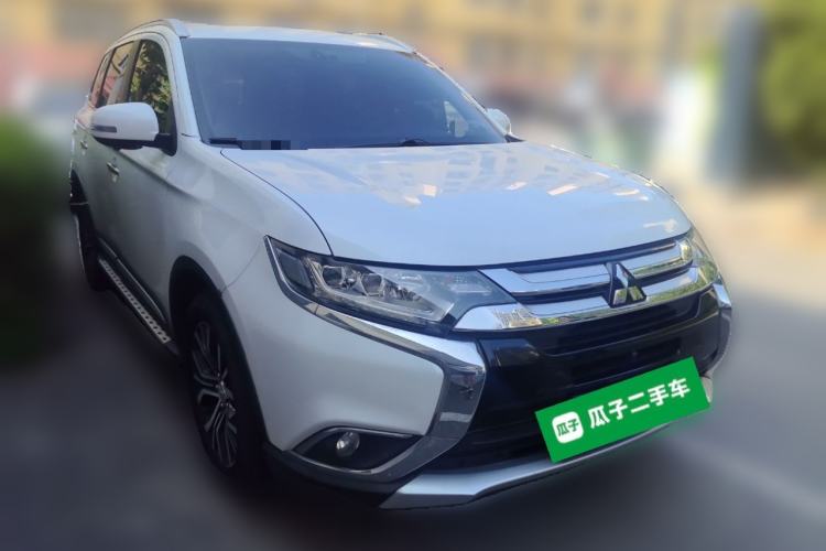 Used Mitsubishi Outlander 2018 2.4L 4x4 Elite Edition 5 Seats Front Right 45 Deg