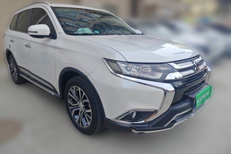 Used Mitsubishi Outlander 2018 2.4L 4x4 Elite Edition 5 Seats Front Right 45 Deg