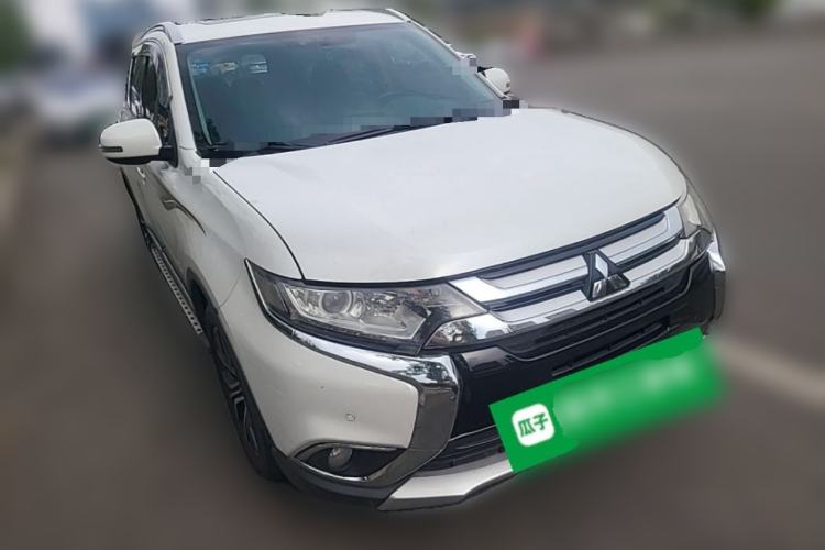 Used Mitsubishi Outlander 2018 2.0L Two-Wheel Drive Glory Edition 5 Seats Front Right 45 Deg