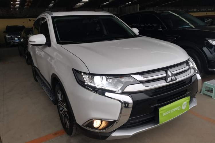 Used Mitsubishi Outlander 2018 2.0L Two-Wheel Drive Glory Edition 5 Seats Front Right 45 Deg