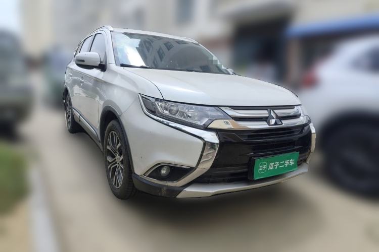 Used Mitsubishi Outlander 2018 2.0L Two-Wheel Drive Glory Edition 5 Seats Front Right 45 Deg