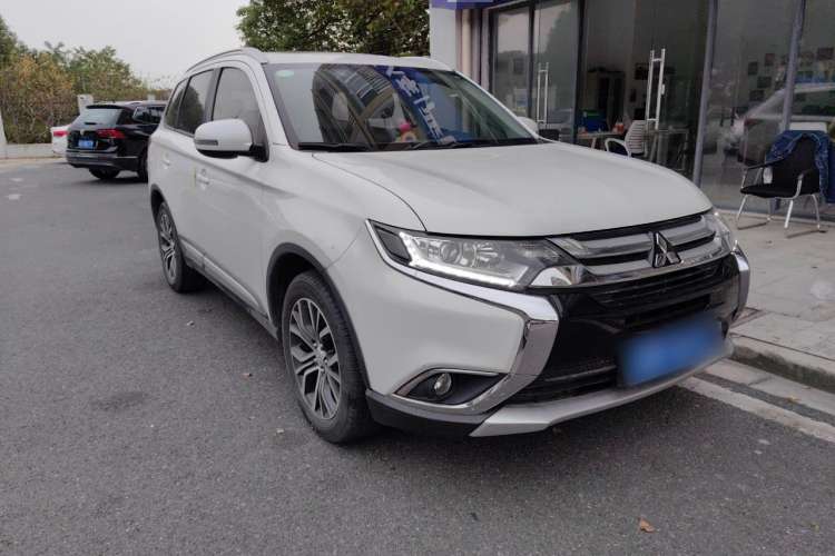 Used Mitsubishi Outlander 2018 2.0L Two-Wheel Drive Glory Edition 5 Seats Front Right 45 Deg