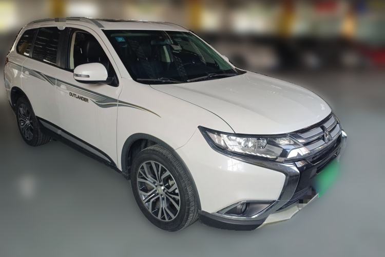 Used Mitsubishi Outlander 2018 2.0L Two-Wheel Drive Glory Edition 5 Seats Front Right 45 Deg