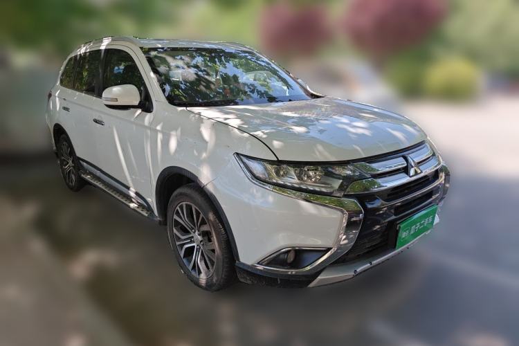 Used Mitsubishi Outlander 2018 2.4L 4x4 Elite Edition 5 Seats Front Right 45 Deg