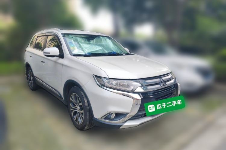 Used Mitsubishi Outlander 2018 2.4L 4x4 Luxury Edition 7-Seater Front Right 45 Deg