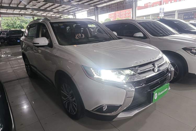 Used Mitsubishi Outlander 2018 2.0L Two-Wheel Drive Glory Edition 5 Seats Front Right 45 Deg