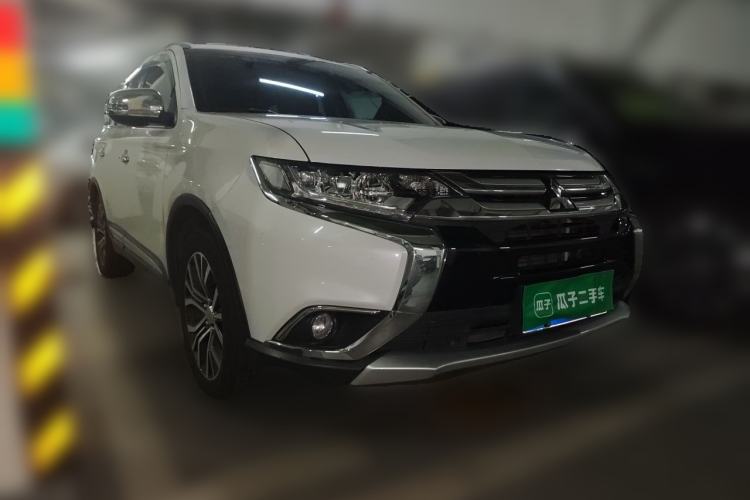 Used Mitsubishi Outlander 2018 2.4L 4x4 Elite Edition 5 Seats Front Right 45 Deg