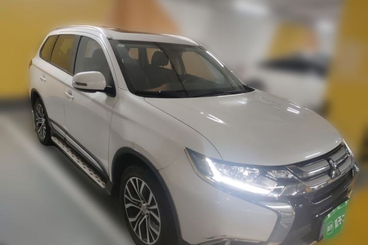 Used Mitsubishi Outlander 2018 2.0L Two-Wheel Drive Glory Edition 5 Seats Front Right 45 Deg