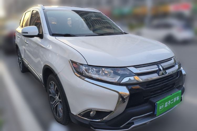 Used Mitsubishi Outlander 2018 2.4L 4x4 Elite Edition 5 Seats Front Right 45 Deg