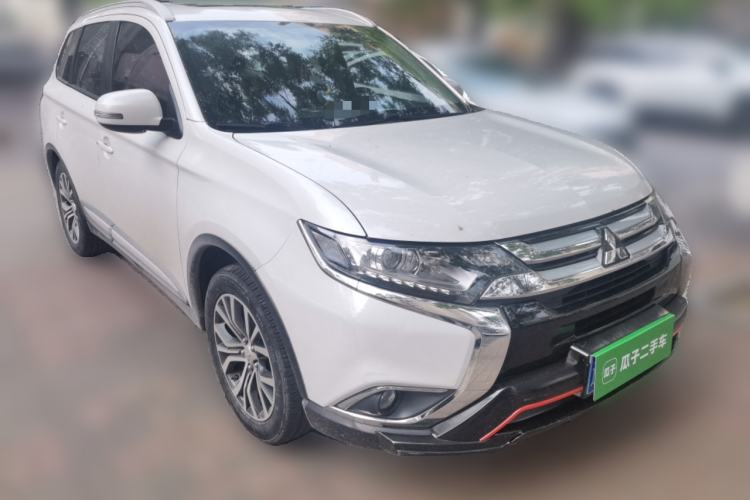 Used Mitsubishi Outlander 2018 2.0L Two-Wheel Drive Glory Edition 5 Seats Front Right 45 Deg