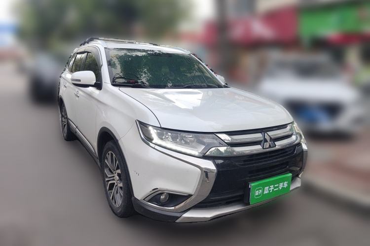 Used Mitsubishi Outlander 2018 2.4L 4x4 Luxury Edition 7-Seater Front Right 45 Deg