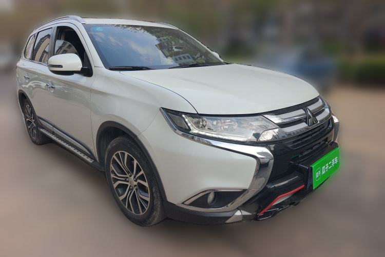 Used Mitsubishi Outlander 2018 2.4L 4x4 Elite Edition 5 Seats Front Right 45 Deg
