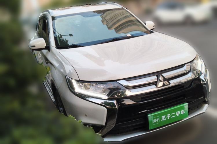 Used Mitsubishi Outlander 2018 2.0L Two-Wheel Drive Glory Edition 5 Seats Front Right 45 Deg