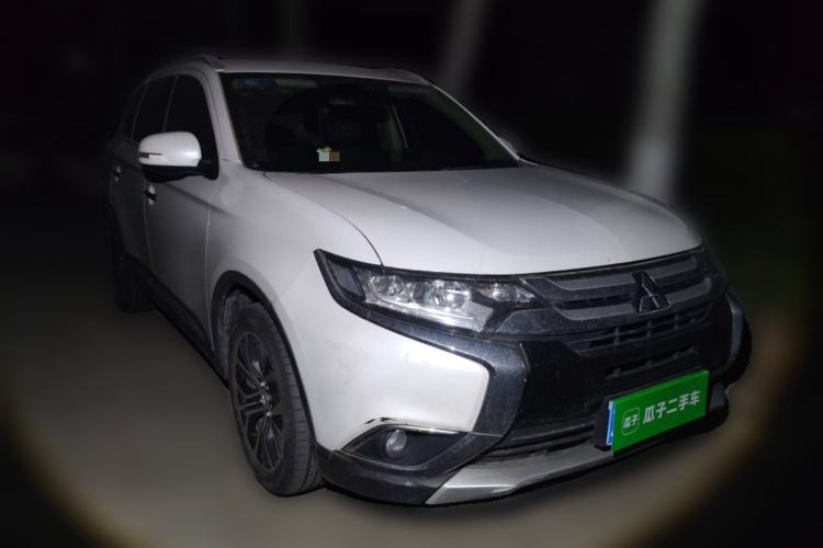 Used Mitsubishi Outlander 2018 2.4L 4x4 Elite Edition 5 Seats Front Right 45 Deg
