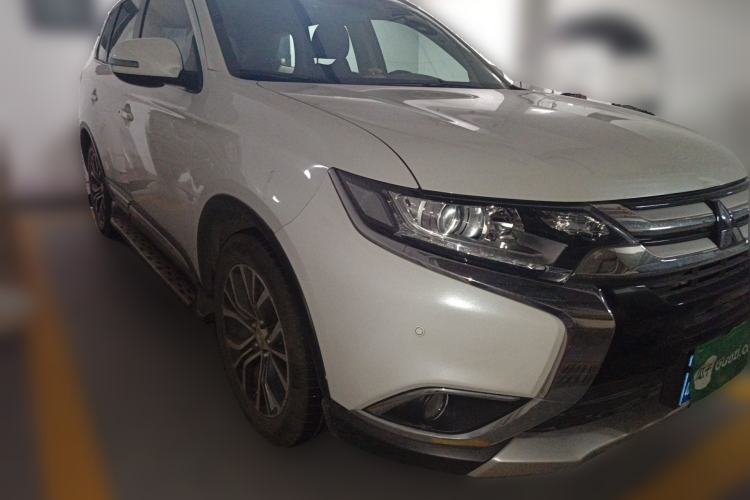 Used Mitsubishi Outlander 2018 2.0L Two-Wheel Drive Glory Edition 5 Seats Front Right 45 Deg