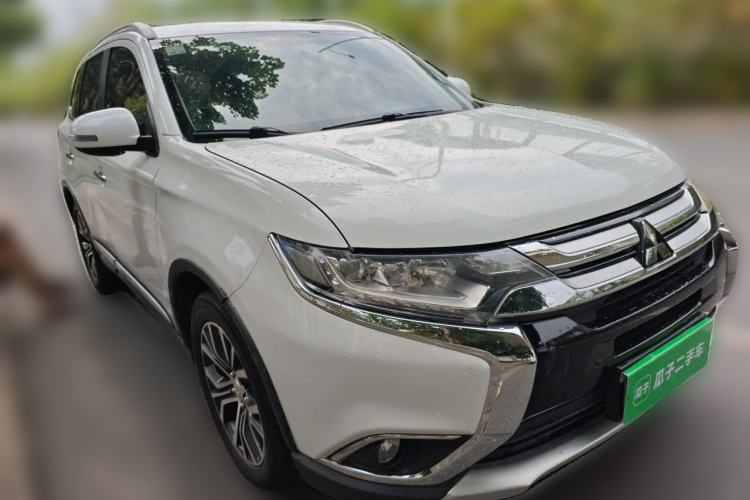 Used Mitsubishi Outlander 2018 2.4L 4x4 Elite Edition 5 Seats Front Right 45 Deg