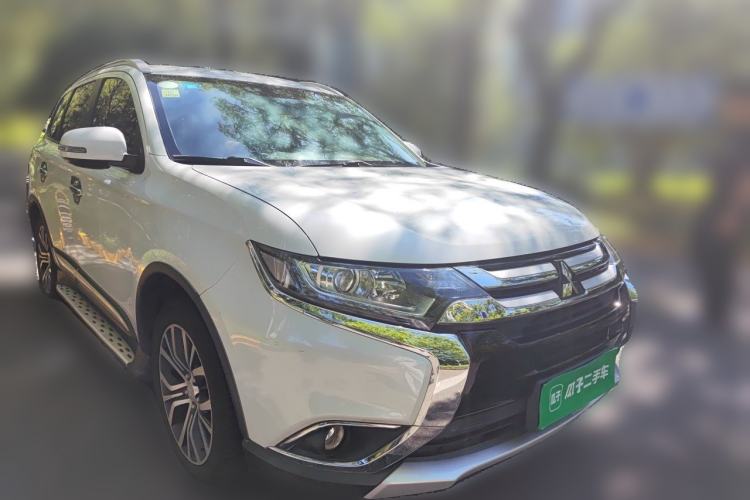 Used Mitsubishi Outlander 2018 2.0L Two-Wheel Drive Glory Edition 5 Seats Front Right 45 Deg