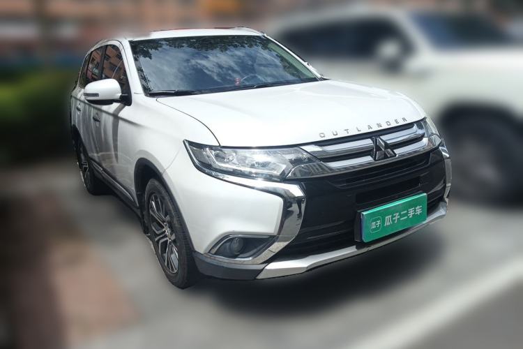 Used Mitsubishi Outlander 2018 2.4L 4x4 Elite Edition 5 Seats Front Right 45 Deg