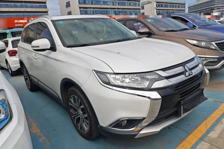 Used Mitsubishi Outlander 2018 2.0L Two-Wheel Drive Glory Edition 5 Seats Front Right 45 Deg