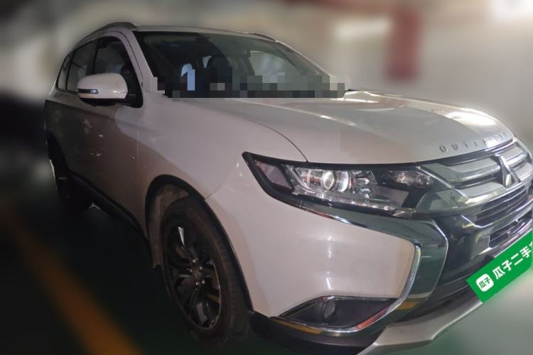 Used Mitsubishi Outlander 2018 2.0L Two-Wheel Drive Glory Edition 5 Seats Front Right 45 Deg