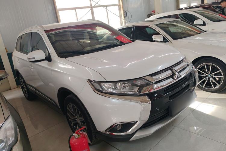 Used Mitsubishi Outlander 2018 2.0L Two-Wheel Drive Glory Edition 5 Seats Front Right 45 Deg