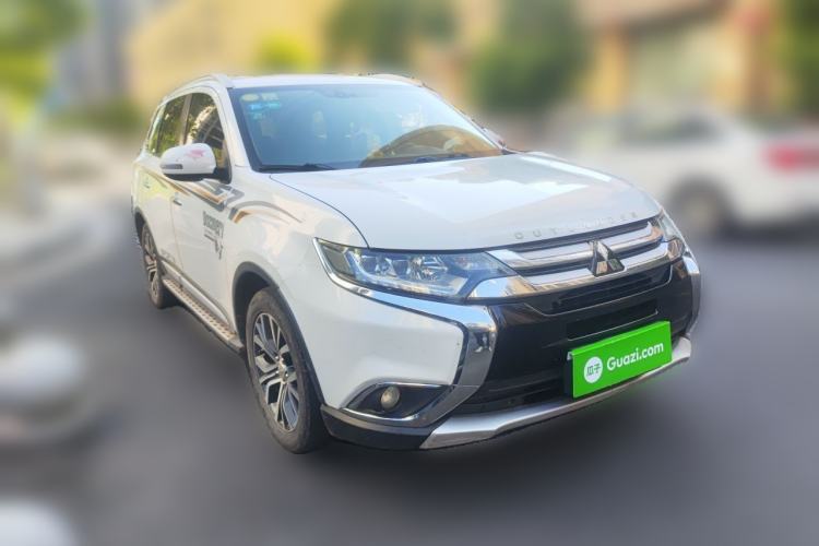 Used Mitsubishi Outlander 2018 2.4L 4x4 Elite Edition 5 Seats Front Right 45 Deg