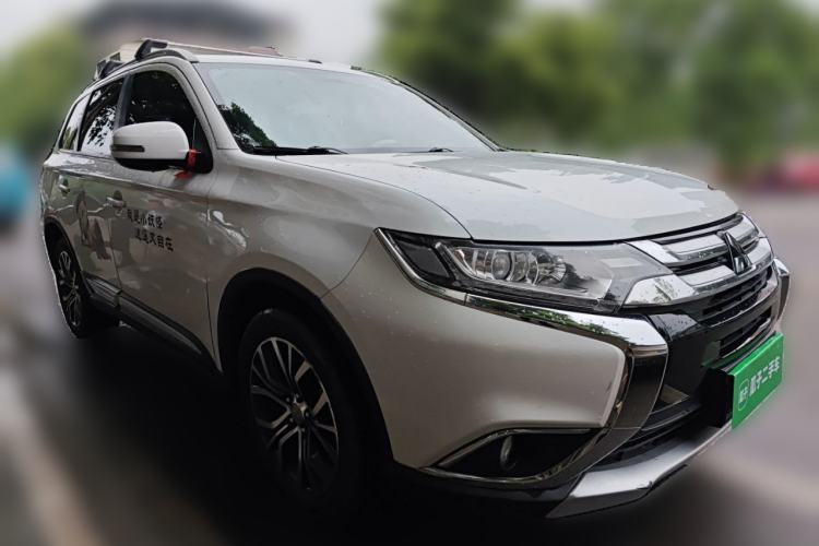 Used Mitsubishi Outlander 2018 2.0L Two-Wheel Drive Glory Edition 5 Seats Front Right 45 Deg