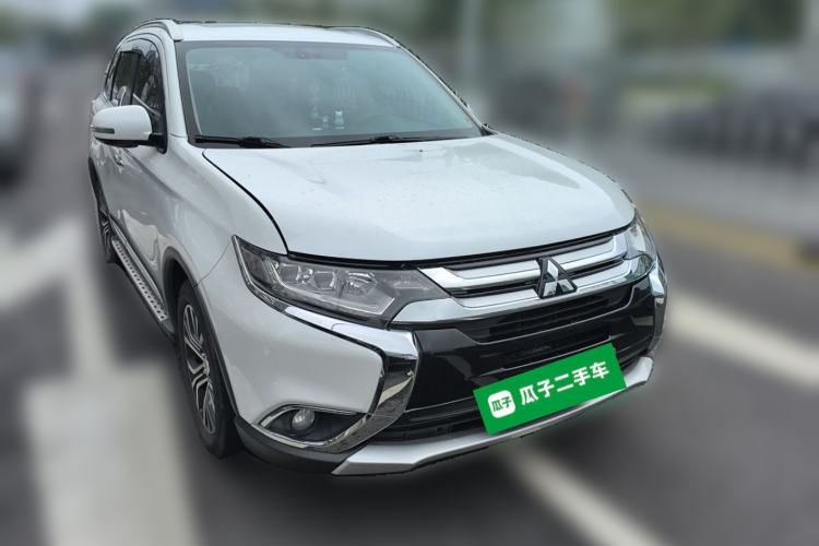 Used Mitsubishi Outlander 2018 2.4L 4x4 Luxury Edition 7-Seater Front Right 45 Deg
