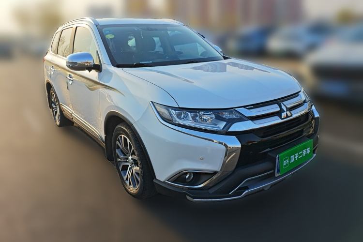 Used Mitsubishi Outlander 2018 2.4L 4x4 Elite Edition 5 Seats Front Right 45 Deg