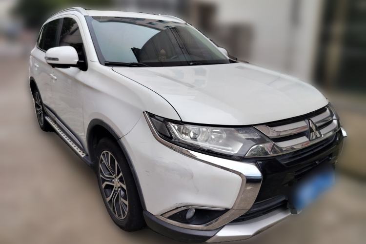 Used Mitsubishi Outlander 2018 2.0L Two-Wheel Drive Glory Edition 5 Seats Front Right 45 Deg