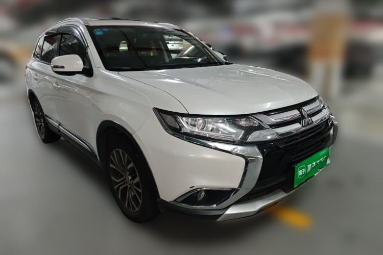 Used Mitsubishi Outlander 2018 2.0L Two-Wheel Drive Glory Edition 5 Seats Front Right 45 Deg