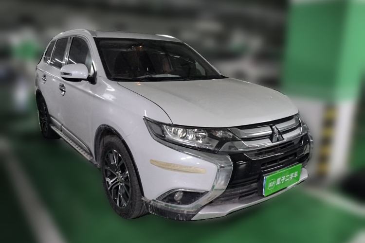Used Mitsubishi Outlander 2018 2.0L Two-Wheel Drive Glory Edition 5 Seats Front Right 45 Deg