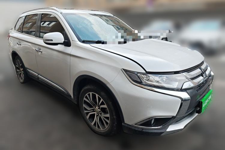 Used Mitsubishi Outlander 2018 2.4L 4x4 Elite Edition 5 Seats Front Right 45 Deg