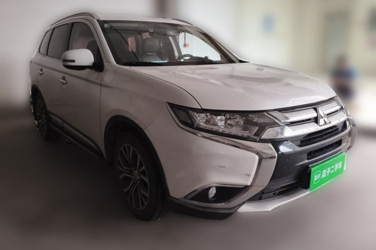 Used Mitsubishi Outlander 2018 2.4L 4x4 Elite Edition 5 Seats Front Right 45 Deg
