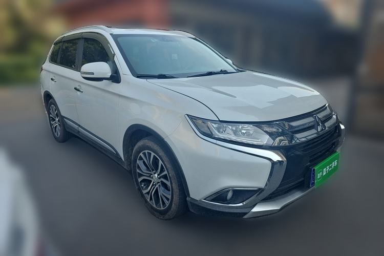 Used Mitsubishi Outlander 2018 2.4L 4x4 Luxury Edition 7-Seater Front Right 45 Deg