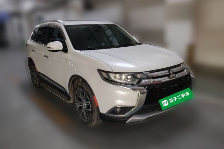 Used Mitsubishi Outlander 2018 2.0L Two-Wheel Drive Glory Edition 5 Seats Front Right 45 Deg